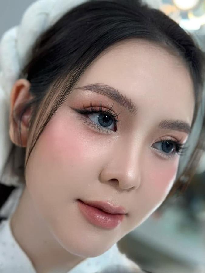 Look makeup trong trẻo, má hồng nhẹ