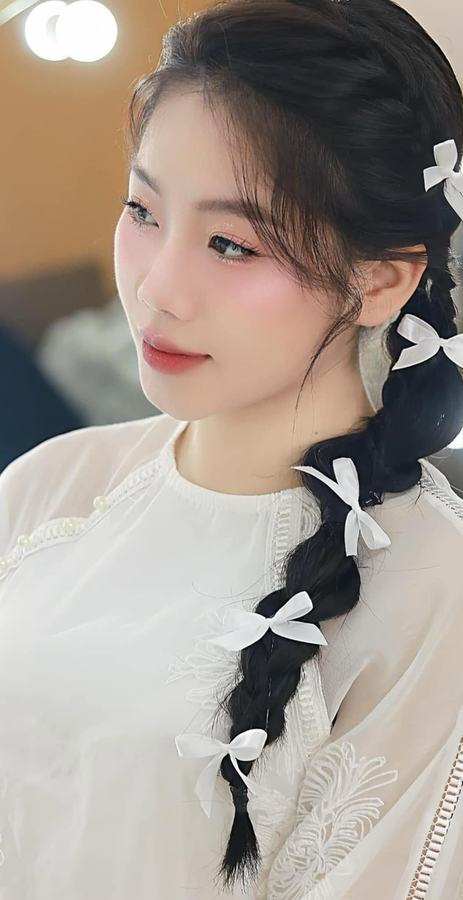 Look makeup ngọt ngào với tóc tết nơ
