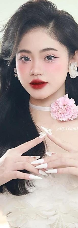 Look makeup môi đỏ, phụ kiện hoa