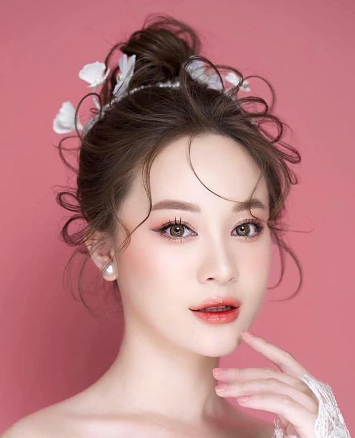 Look makeup búi tóc cao thanh lịch