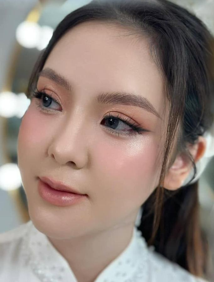 Look makeup tự nhiên, da căng mịn